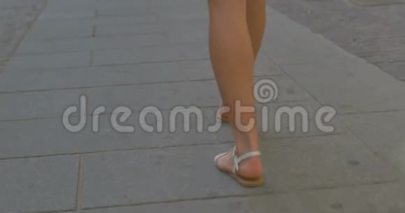 美丽的女人的双腿行走在古老的欧洲城市视频的预览图