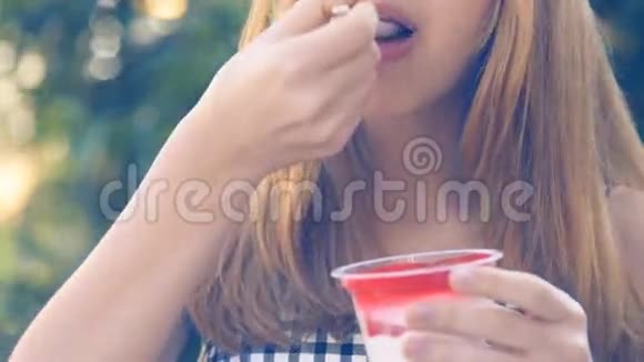 女孩吃草莓甜点视频的预览图