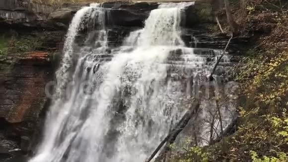 俄亥俄州北部布兰迪温瀑布的级联视频的预览图