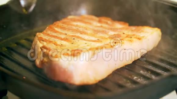 做猪肉牛排猪肉是用烤盘炒的视频的预览图