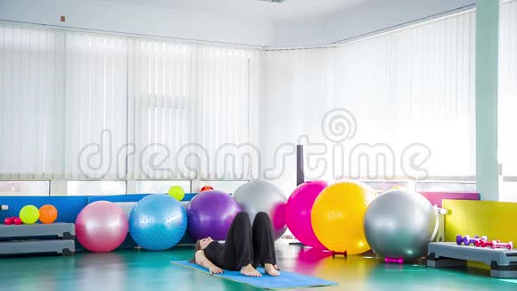 健康的女孩躺在运动垫上放松的姿势视频的预览图