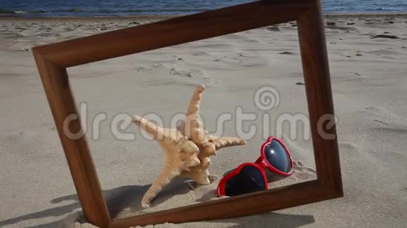 沙滩上的木架海星和太阳镜视频的预览图
