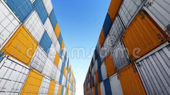 一排排的货物运输不同颜色的大铁容器视频的预览图