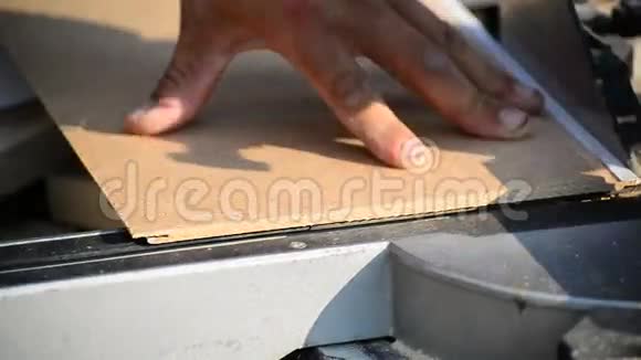 人锯圆锯中密度纤维板视频的预览图
