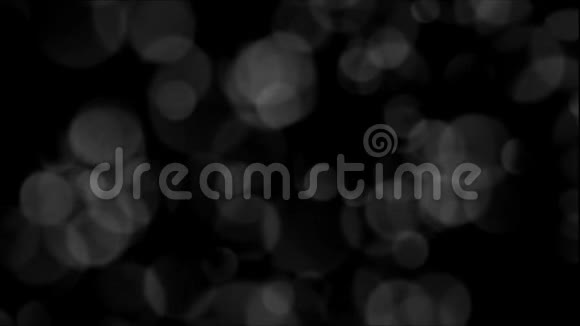反光透明高光黑白在黑色背景4k上运动视频的预览图