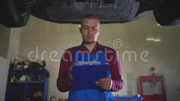 汽车服务维修保养和人员概念机械师检查所完成工作的质量视频的预览图