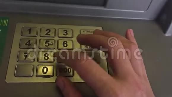 一个人在ATM机上有录音号码并从ATM机提取视频的预览图