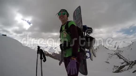 登山者到达雪岭的顶峰视频的预览图