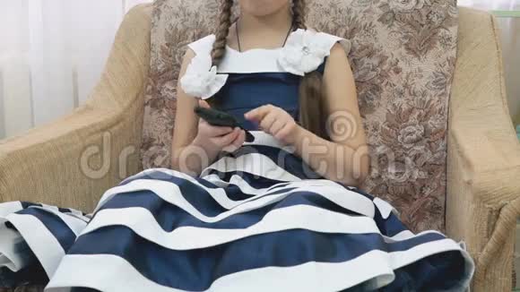小女孩拿着智能手机玩游戏视频的预览图