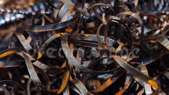 金属刨花和车床金属碎片与金属弹簧视频的预览图