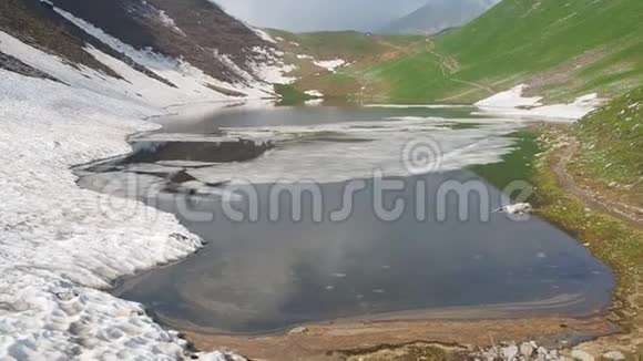 在春天的季节里一个高山自然湖奥罗比阿尔卑斯山意大利阿尔卑斯山伦巴第蒂视频的预览图