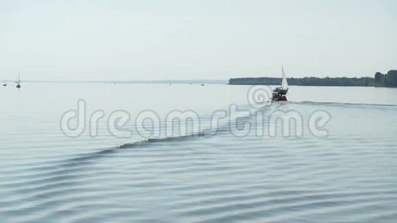 伏尔加河上的游艇美丽的山景视频的预览图