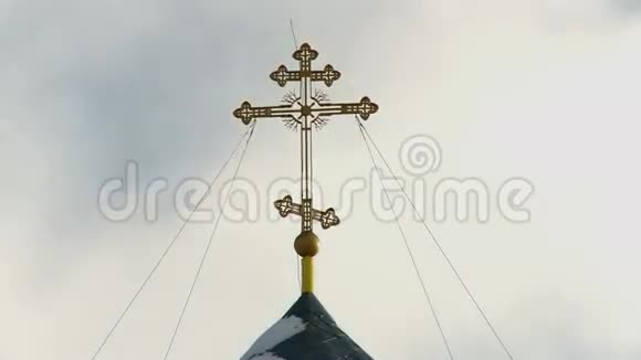 蓝天白云背景下的金色东正教十字架视频的预览图