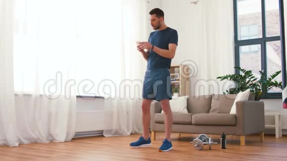 男人在家里锻炼和蹲视频的预览图