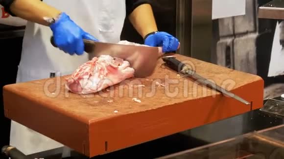屠夫用大刀切生肉在拉波奎利亚市场巴塞罗那西班牙视频的预览图