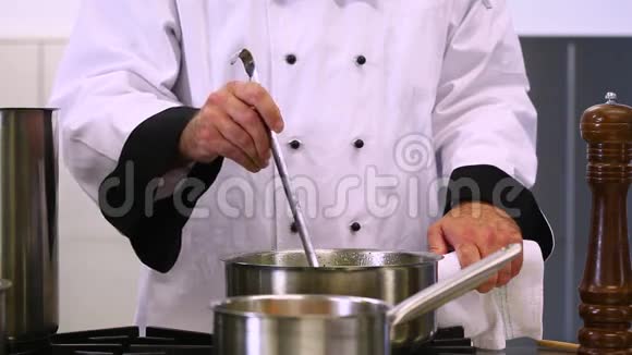 烹饪搅拌和调味汤视频的预览图