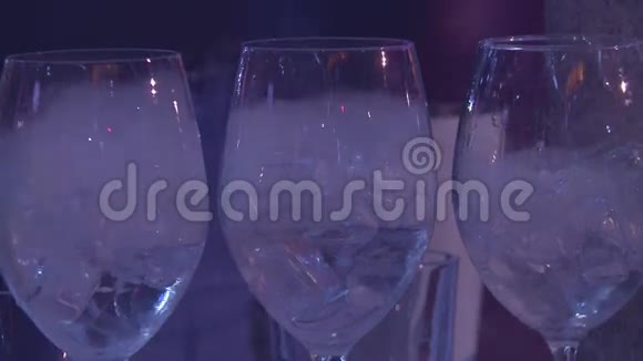 三杯含干冰的饮料视频的预览图