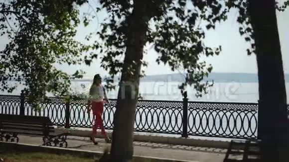 美丽的女孩走在码头上视频的预览图