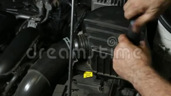 汽车维修机械清洗汽车空气过滤器视频的预览图