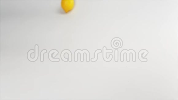 新鲜的黄色柠檬掉落在白色的表面视频的预览图