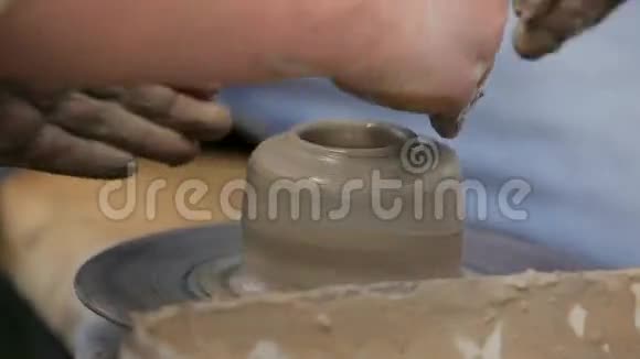 女人用手在陶工的轮子上做陶瓷杯视频的预览图