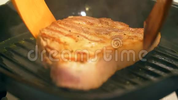 做猪肉牛排猪肉是用烤盘炒的视频的预览图