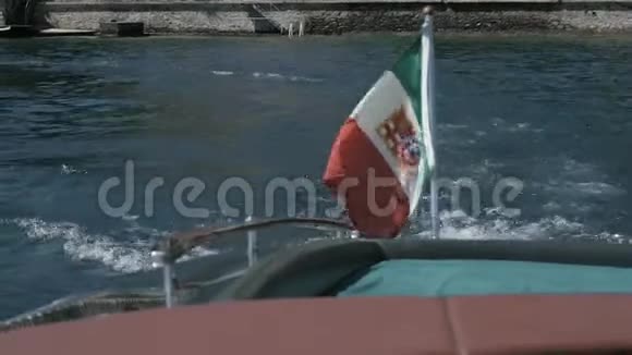 在意大利北部的加尔达湖乘船旅行晶莹碧水群山环绕视频的预览图