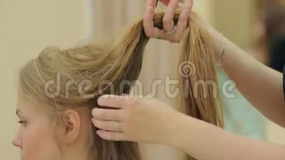 女理发师手握手指间锁毛梳子和剪刀特写用剪刀修剪头发的尖端圣斯特视频的预览图
