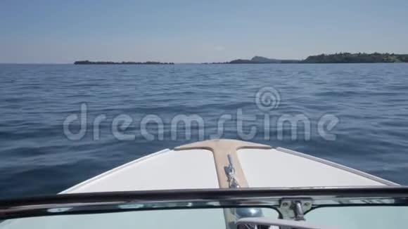 在意大利北部的加尔达湖乘船旅行晶莹碧水群山环绕视频的预览图