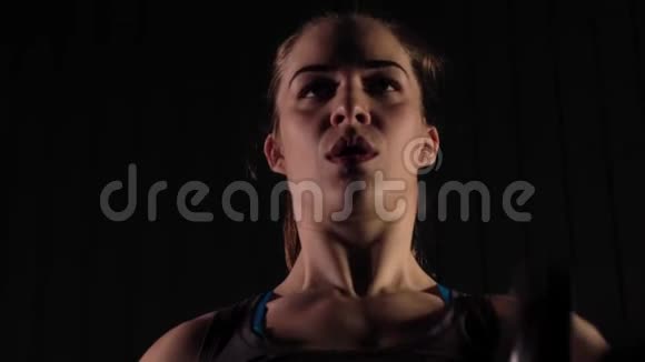 年轻女子用哑铃做护肩运动视频的预览图