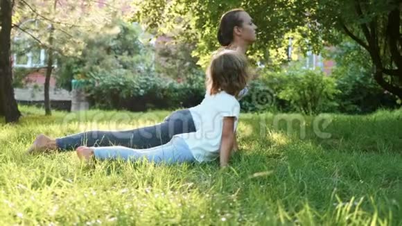 妈妈和她可爱的小女儿一起做瑜伽运动视频的预览图