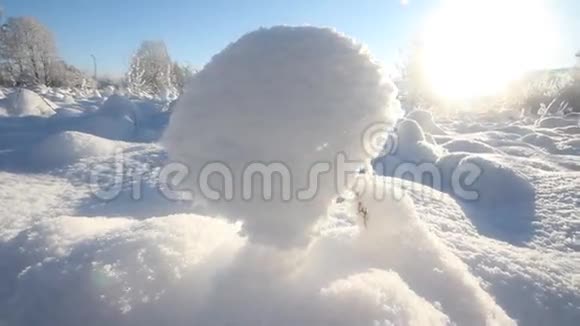 雪的太阳和小山自然构成视频的预览图