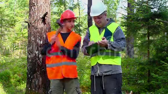 森林官员向负责工作的年轻工人解释视频的预览图