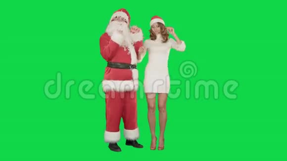 圣诞老人带着一个兴奋的跳舞女人视频的预览图