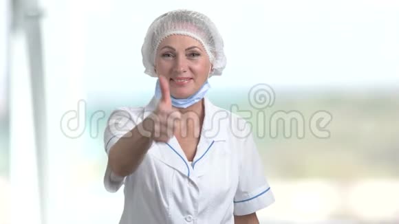 微笑的女医生竖起大拇指视频的预览图