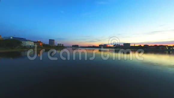 夜幕降临美丽的日落在水上城市灯打开视频的预览图