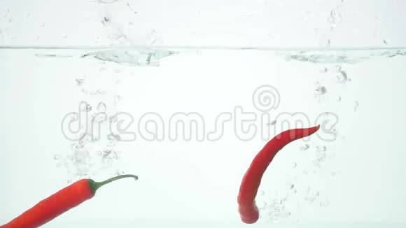 辣椒掉进水里慢动作视频的预览图