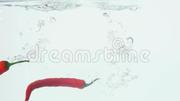 辣椒掉进水里慢动作视频的预览图