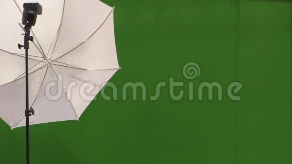 工作室闪光灯雨伞和绿色背景视频的预览图