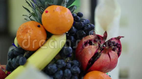 带有水果的装饰节日餐桌视频的预览图