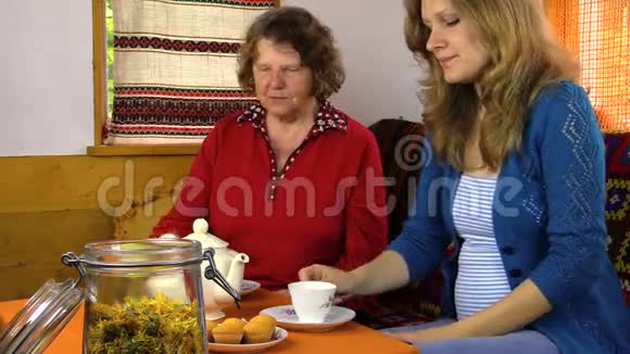 村里的茶点蛋糕女人给奶奶糖视频的预览图