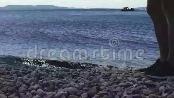 在海滩上奔跑的人背景是大海视频的预览图