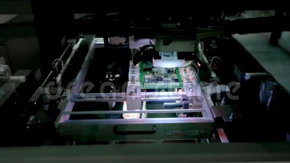 工厂机器工作印刷电路板装配自动化机器人臂表面安装技术视频的预览图