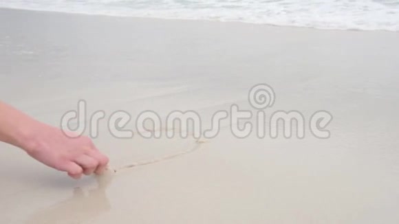 沙滩沙滩上的女人手画心符佛罗里达彭萨科拉海滩视频的预览图
