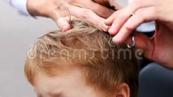 主理发师做理发小孩视频的预览图
