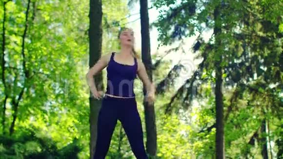 运动的女人在户外做健身运动女性跑步者伸展运动视频的预览图