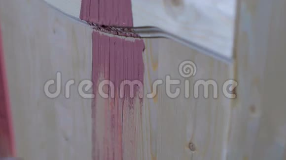 用刷子粉刷紫色木门视频的预览图