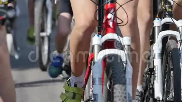 自行车比赛一群骑自行车的人克服了上涨视频的预览图