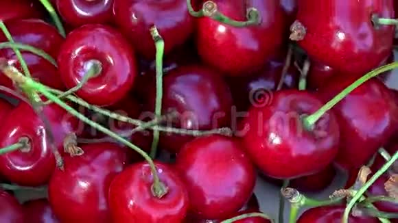 美味的红色樱桃浆果旋转转盘视频的预览图