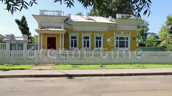在沃洛格达有雕刻的橄榄石的木屋俄罗斯的传统建筑是手工建造的木屋视频的预览图